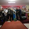Pemenang kontes dangdut berfoto bersama seusai menerima hadiah.