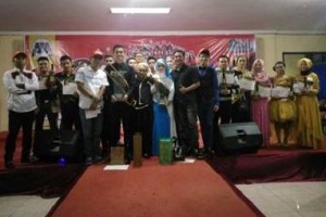Pemenang kontes dangdut berfoto bersama seusai menerima hadiah.