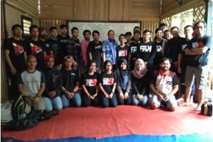 H Amin Santono berfoto bersama dengan panitia Porsadin seusai acara.