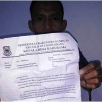 Salah seorang pedagang saat menunjukan surat retribusi dari Desa
