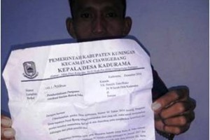 Salah seorang pedagang saat menunjukan surat retribusi dari Desa