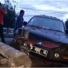 Kondisi mobil jenis sedan setelah menabrak tiang listrik.