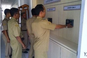 Nampak sejumlah PNS lingkup setda Kuningan saat absen sidik jari. 