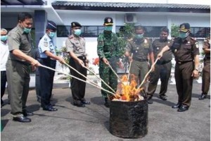 Pemusnahan barang bukti hasil kejahatan.