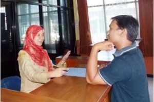 Salah seorang petugas BPPT saat melayani konsumen.