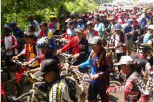 Ribuan peserta sat mengikuti gowes sehat Kunci Bersama