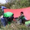 Para pendaki saat membersihkan sampah di puncak gunung Ciremai.