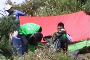 Para pendaki saat membersihkan sampah di puncak gunung Ciremai.