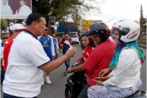 Ketua ISI yang juga Wabup Kuningan, H Acep Purnama SH MH saat mrembagikan takjil kepada pengguna jalan.