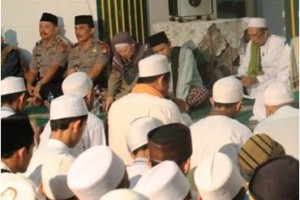 Kapolsek Ciawigebang dan Kapolsek Kadugede saat menghadiri pengajian Majlis Rasulullah SAW .