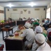 Puluhan anggota ormas FPI saat beraudiensi bersama Wakil Ketua DPRD Drs Toto Suharto SFarm Apt dan Ketua Banleg Dede Sembada. 