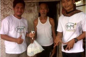 Anggota MMM saat membagikan sembako kepada keluarga tidak mampu.