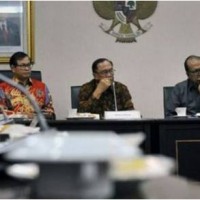Ketua MPR Sidarto Danusubroto (kedua kanan) didampingi Wakil Ketua MPR Farhan Hamid (kanan) dan Wakil Ketua DPR Pramono Anung (ketiga kanan) menerima Koalisi Masyarakat Sipil Melawan Lupa dan Korban Pelanggaran HAM di Komplek Parlemen Senayan, Jakarta, 