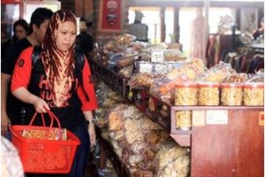 Salah seorang pengunjung saat berbelanja di kios oleh-oleh khas Kuningan.