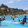 Para pengunjung menikmati salah satu wahana air di Sangkan Resort Aqua Park Kuningan, kemarin