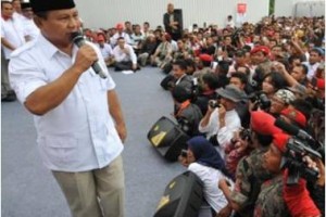 Prabowo saat berorasi dihadapan pendukungnya,