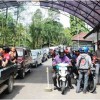 pengunjung baik kendaraan roda dua dan empat ngatri membeli tiket masuk obyek wisata sidomba