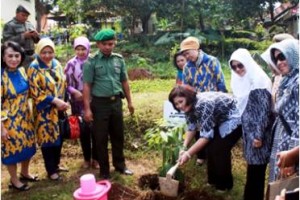 salah seorang anggota SIKIB saat menanam pohon di kawasan Waduk Darma.