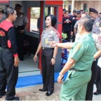 Wadir Bimas Polda Jabar, AKBP Yoyoh Indayah saat meninjau siskamling di Sakerta Timur.