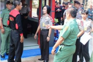Wadir Bimas Polda Jabar, AKBP Yoyoh Indayah saat meninjau siskamling di Sakerta Timur.