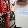 Salah seorang petugas SPBU saat melayani pembelian BBM jenis solar