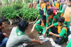 Siswa SDIT Al’Mutazam Ikuti PLH di Fahutan Uniku