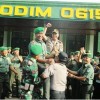 Dandim dan Kapolres Kuningan diarak sebagai wujud kebersamaan.