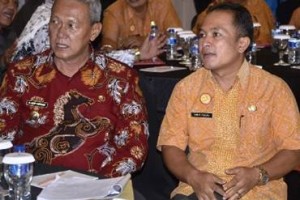 Bupati Kuningan, H Acep Purnama, SH, MH bersama Kadidikbud Kuningan, DR. Dian Rachmat Yanuar.