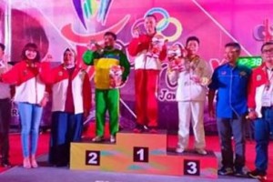 Bunda Ika berfoto bersama usai mengalungkan medali.