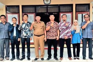 Bupati Kuningan berfoto bersama dengan jajaran komisioner KPU Kuningan usai bersilaturahmi.