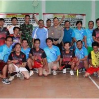 Para jurnalis berfoto bewrsama seusai pertandingan Bulutangkis Jurnalis Cup I. I.