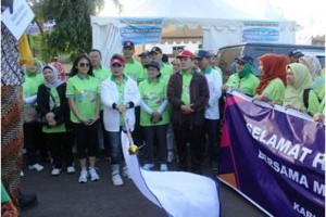 Bupati Kuningan, Hj Utje CH Suganda saat melapas peserta jalanj santai Harganas ke 21.