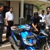 Residivis ranmor saat mempraktekan cara mencuri motor dihadapan petugas Polres Kuningan.