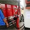 Seorang petugas SPBU saat melayani pembelian BBM bersubsidi.
