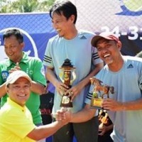 Sekda Kuningan saat memberikan pilala kepada pemenang turnamen tenis Kuningan Open 2019.