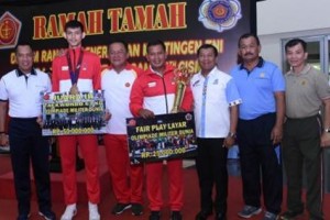 Asops Panglima TNI Mayjen TNI Ganip Warsito, S.E., MM selaku Ketua KOMI berfoto bersama disela-sela penerimaan kontingan Military World Games 2019