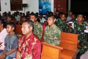 Personel Pamtas RI-PNG saat melaksanakan ibadah malam Natal.