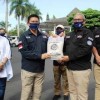 Bupati Kuningan saat menerima bantuan beras dari IKA-PTK.