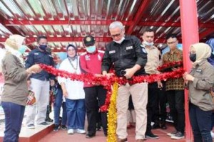 Bupati Kuningan saat launcing ODTW ditandai dengan pengguntingan pita.