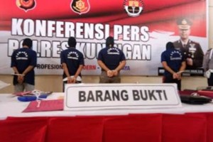 Empat perampokpengusaha Aneka Sandang yang berhasil diringkus jajaran Satreskim Polres Kuningan.