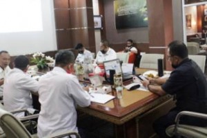 Sekda Kuningan saat mengukuti rrapat virtual pusan dan daerah.