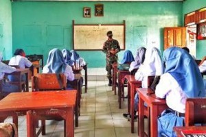 Satgas Yonif MR 413 Kostrad Ajarkan RJP Kepada Siswa SMA Papua