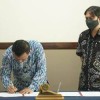 Rektor Uniku saat menandatangani perjanjian kerjasama Uniku-ULM.