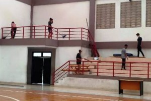 Atlet Asosiasi Bola Tangan Indonesia (ABTI) Cabang Purwakarta  saat membersihkan Gedung Olahraga di Area Sport Center Punawarman 
