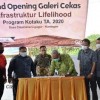 Bupati Kuningan saat meresmikan Galeri Cekas UKM Desa Cisantana.