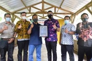 Wabup Kuningan berfoto bersama usai kegiatan Soft Opening Objek Daya Tarik Wisata Alam Tenjolayar. 