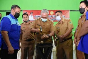Lauching Pasar Tertib Ukur ditandai dengan Pemasangan Cap Tanda Tera ke timbangan oleh Bupati Kuningan.  