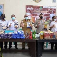 Bupati Kuningan berfoto bersama usai  monitoring pasar murah.