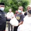 Bupati Kuningan saat memberikan bantuan BTT kepada pekerja terdampak PPKM.