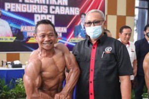 Bupati Kuningan berfoto bersama dengan salah seorang binaragawan Kuningan.